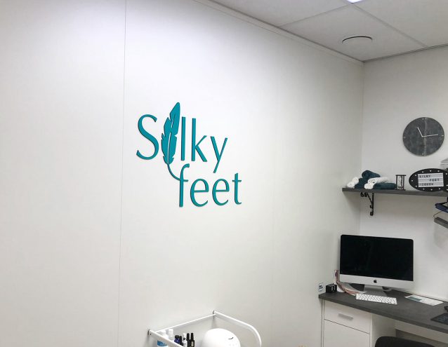 Silky Feet (3d) logo op de muur