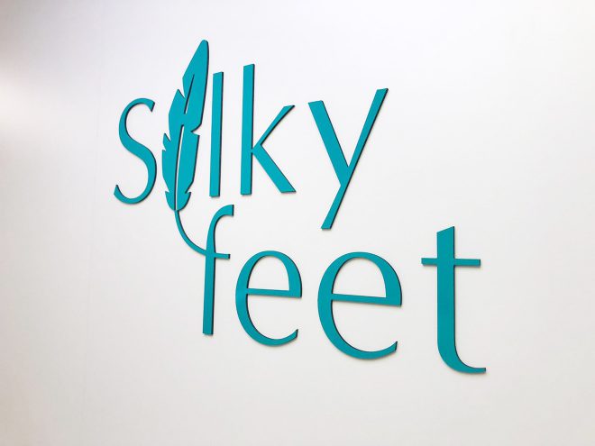 Silky Feet (3d) logo op de muur
